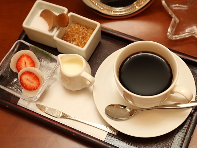 和菓子とお飲み物のサービスがございます